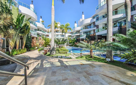 Apto com 3 dormitórios a venda em Bombinhas com área de lazer