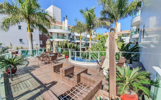 Apto com 3 dormitórios a venda em Bombinhas com área de lazer