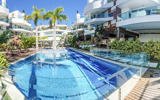 Apto com 3 dormitórios a venda em Bombinhas com área de lazer