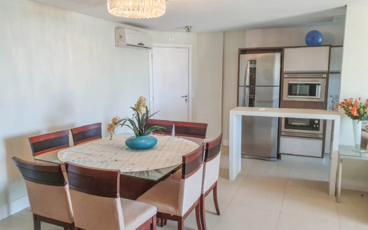 Apto com 3 dormitórios a venda em Bombinhas com área de lazer