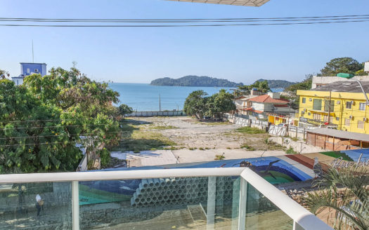 Apto com 3 dormitórios a venda em Bombinhas com área de lazer